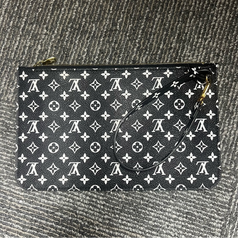 LOUIS VUITTON JUNGLE GIANT MONOGRAM NEVERFULL CLUTCH LV LOGO POUCH